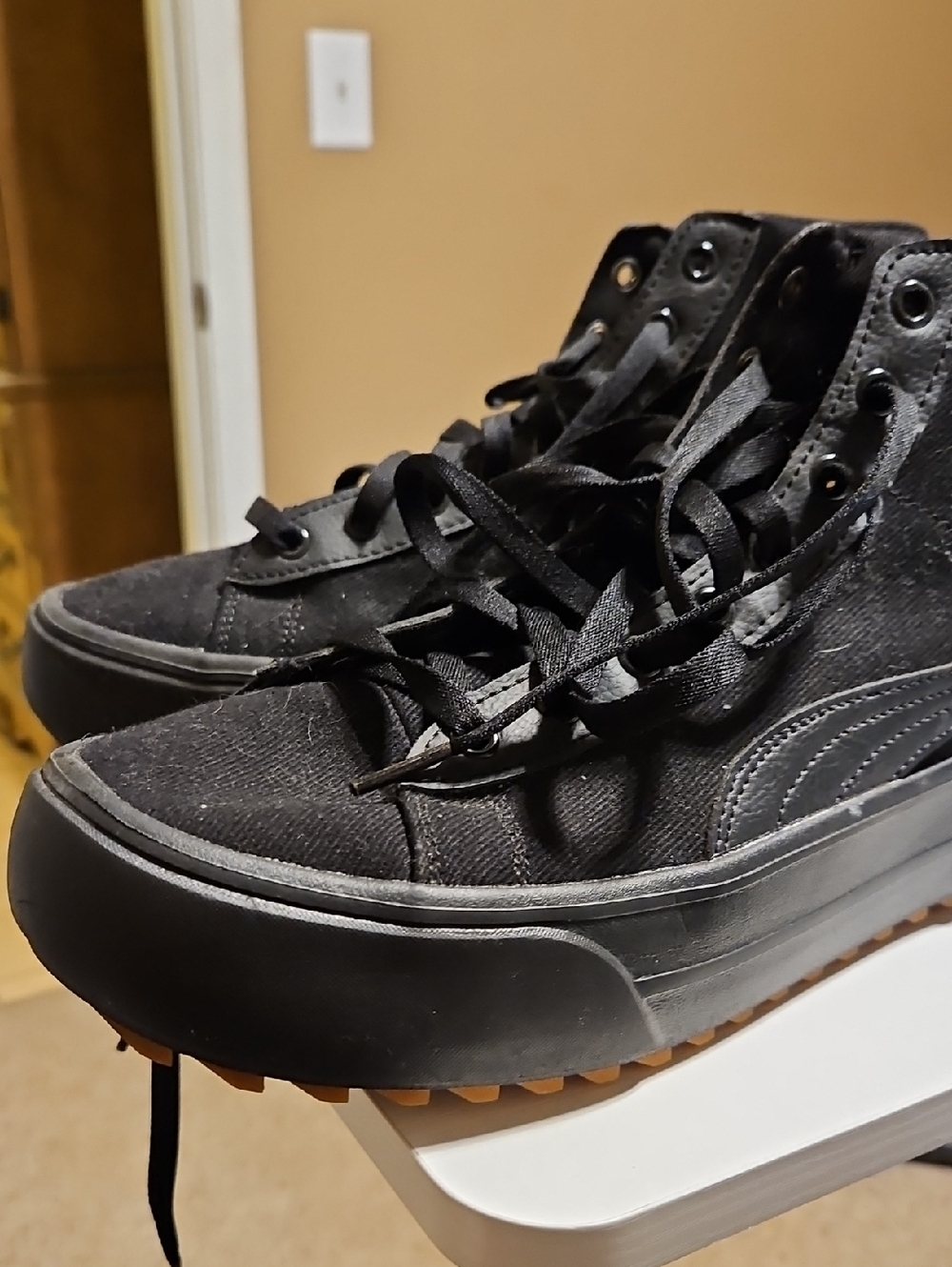 Puma High Tops Like New Size 9 Womens